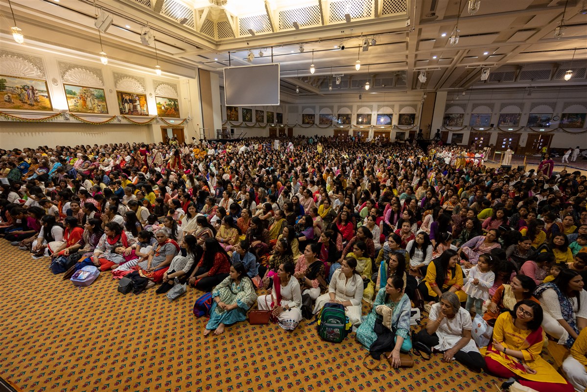 Mahila devotees watching the sabha programme in the main assembly hall