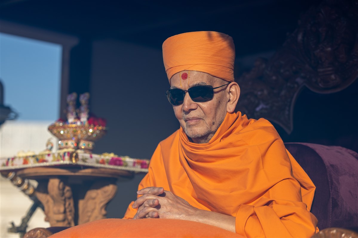 Swamishri listens to the devotees singing <i>‘Mahābalwant māyā tamāri…’</i>