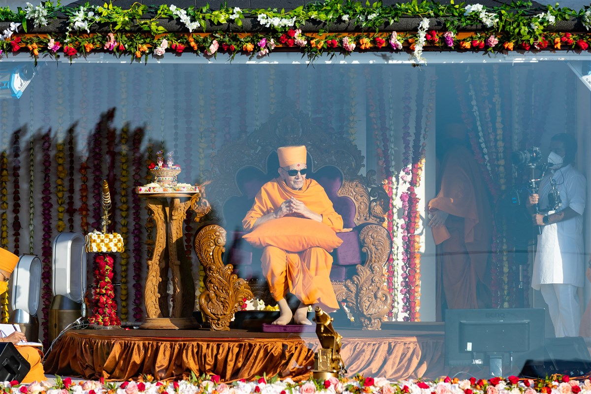 Swamishri listens attentively to the devotees singing <i>‘Mahābalwant māyā tamāri…’</i>