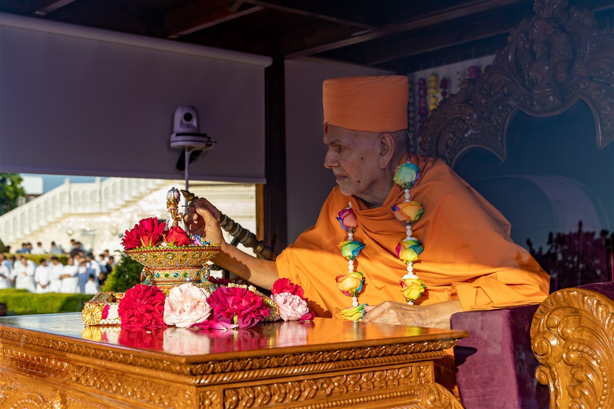 Swamishri performs the pujan of Shri Harikrishna Maharaj and Shri Gunatitanand Swami Maharaj