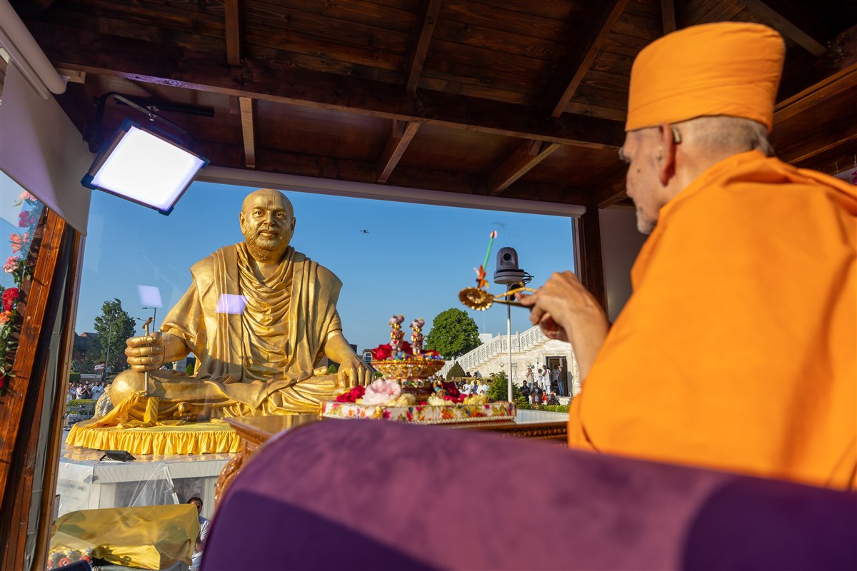 ...as Swamishri performs the arti of Pramukh Swami Maharaj