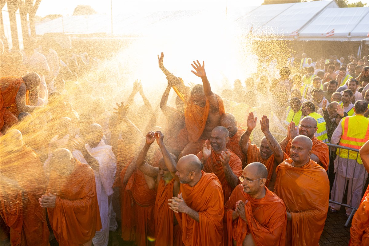 Swamis rejoice in the rangotsav with Swamishri