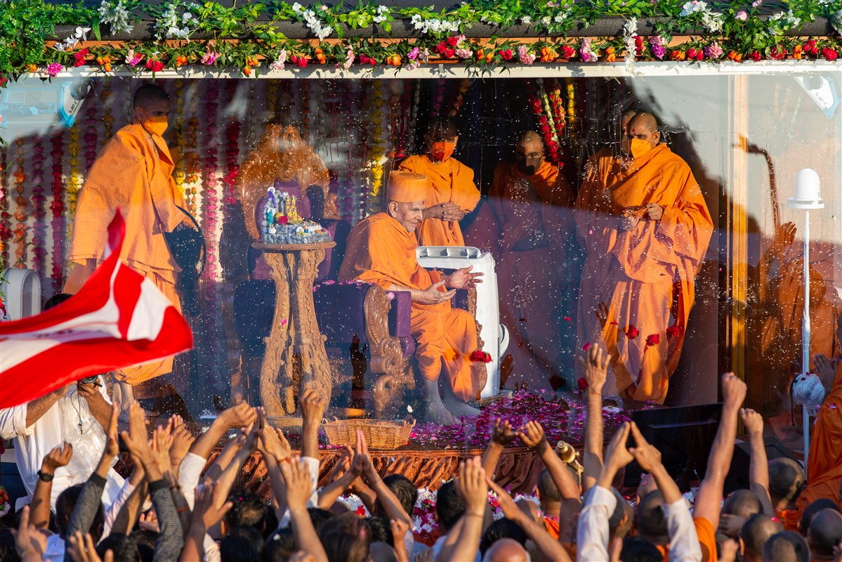 The rangotsav concludes with Swamishri being showered with flower petals