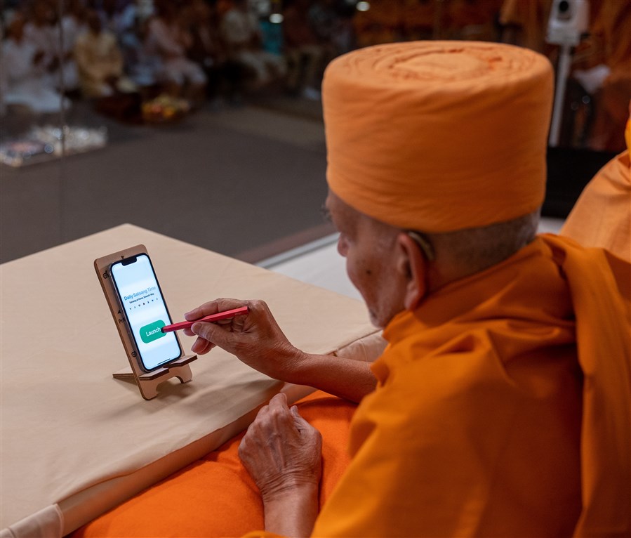 Swamishri launches the ‘Daily Satsang Time’ mobile application...