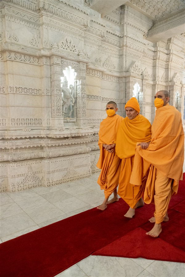 Param Pujya Mahant Swami Maharaj on his way to do darshan in the upper sanctum