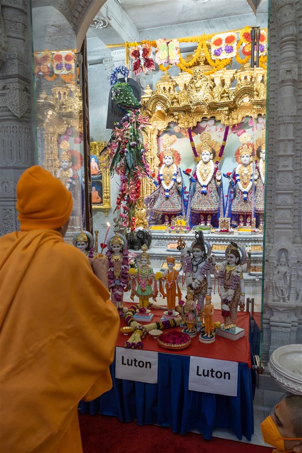 Swamishri performs the morning arti at the central shrine