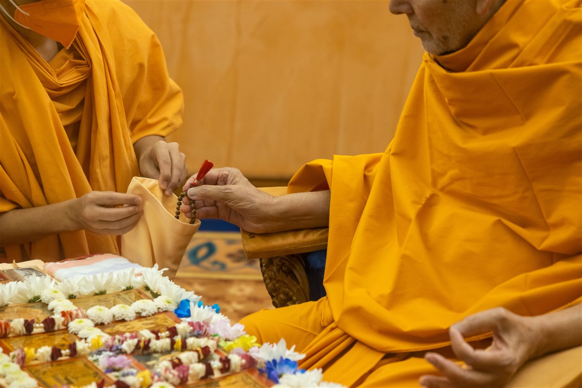 Swamishri prepares to turn the mala
