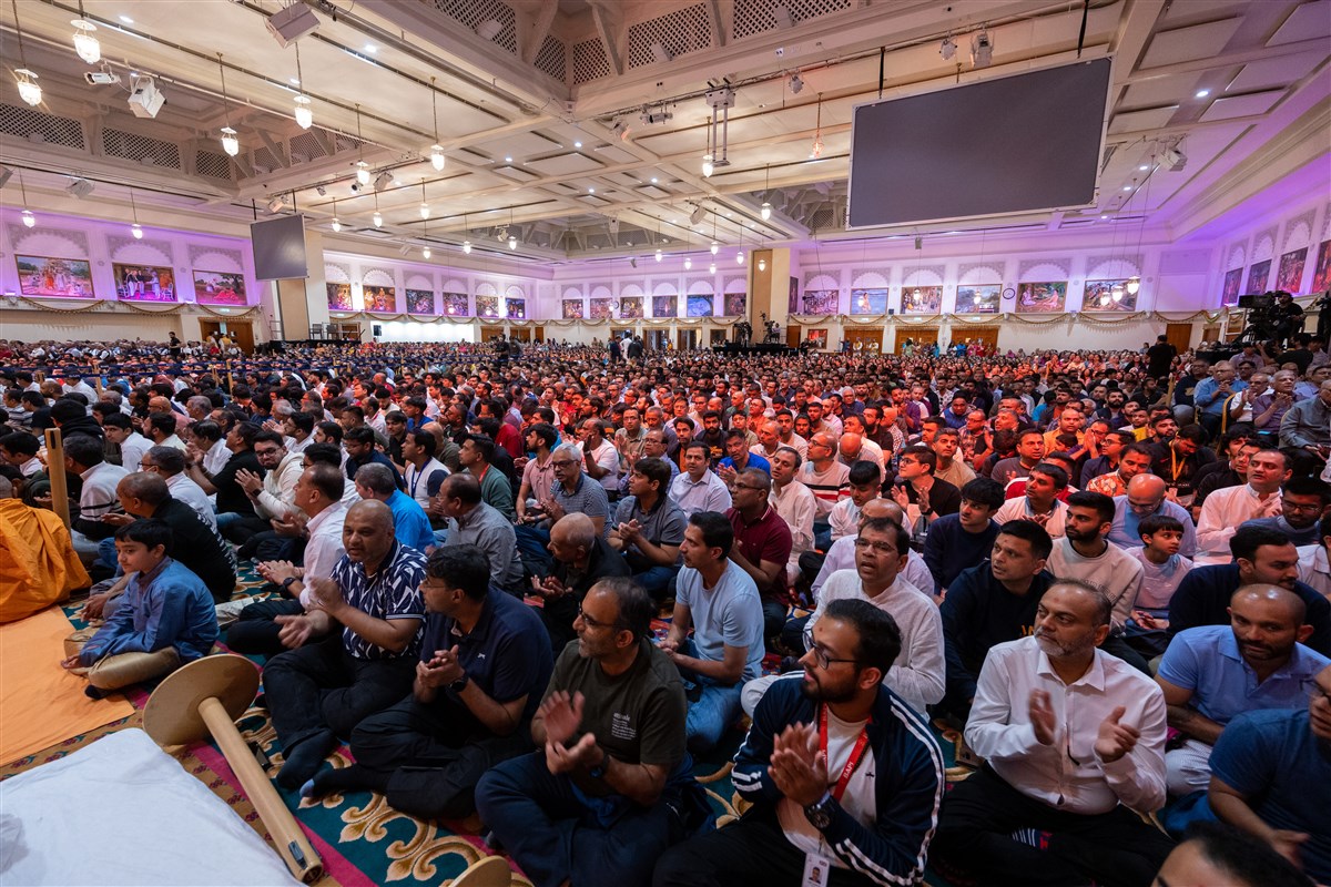 Devotees await Swamishri’s arrival in the evening <strong>‘Ābhār Sabhā’</strong> before his departure from London