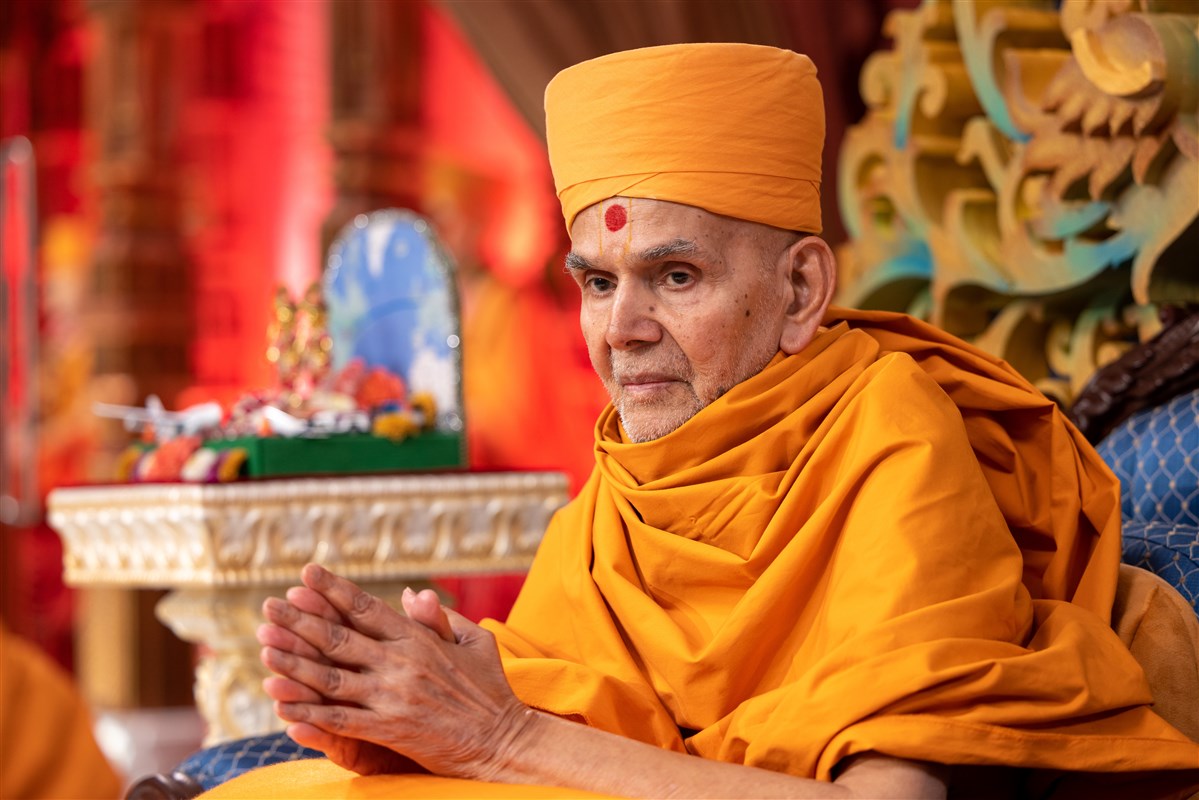 Swamishri presides over a brief evening assembly before his departure from London