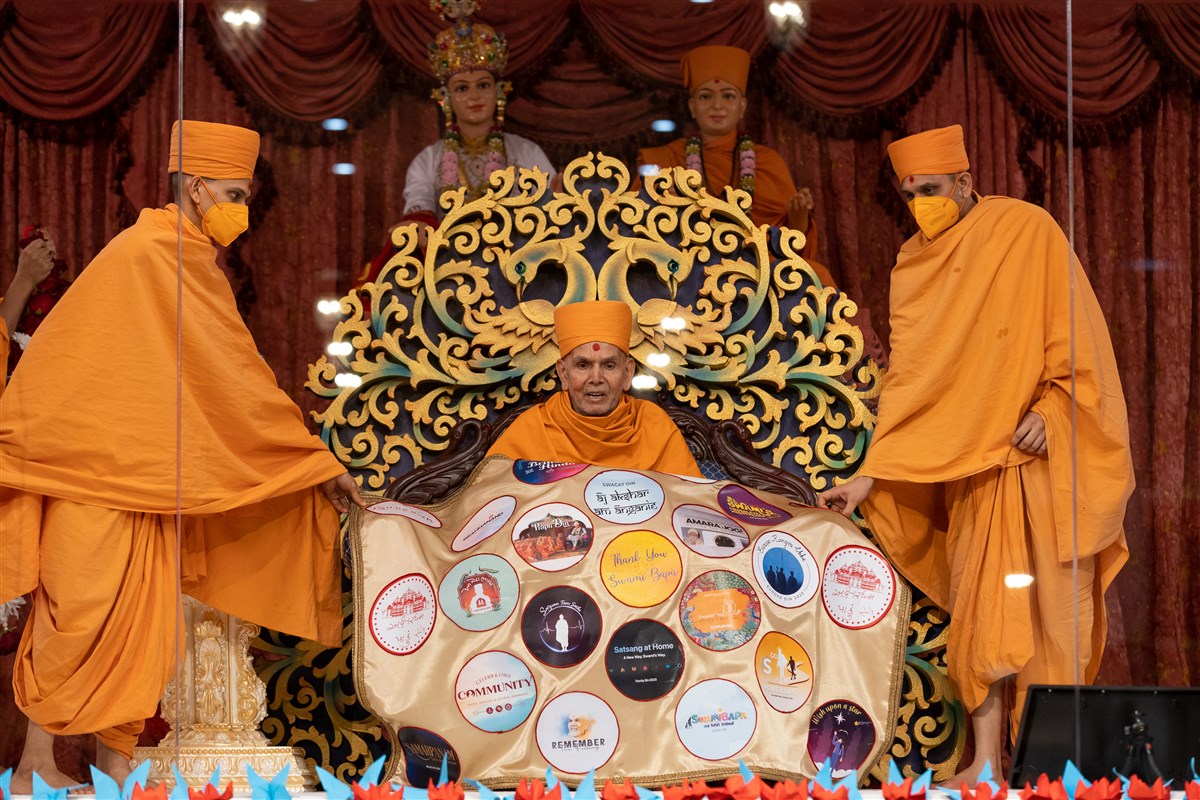 Swamishri accepts the thematic shawl