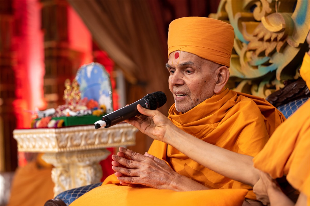 Swamishri bids everyone ‘Jay Swaminarayan’