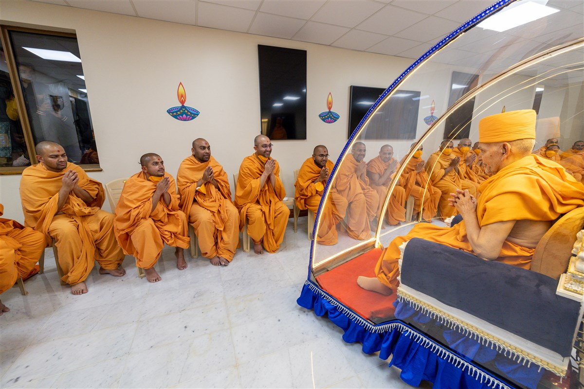 Swamishri warmly greeted by swamis