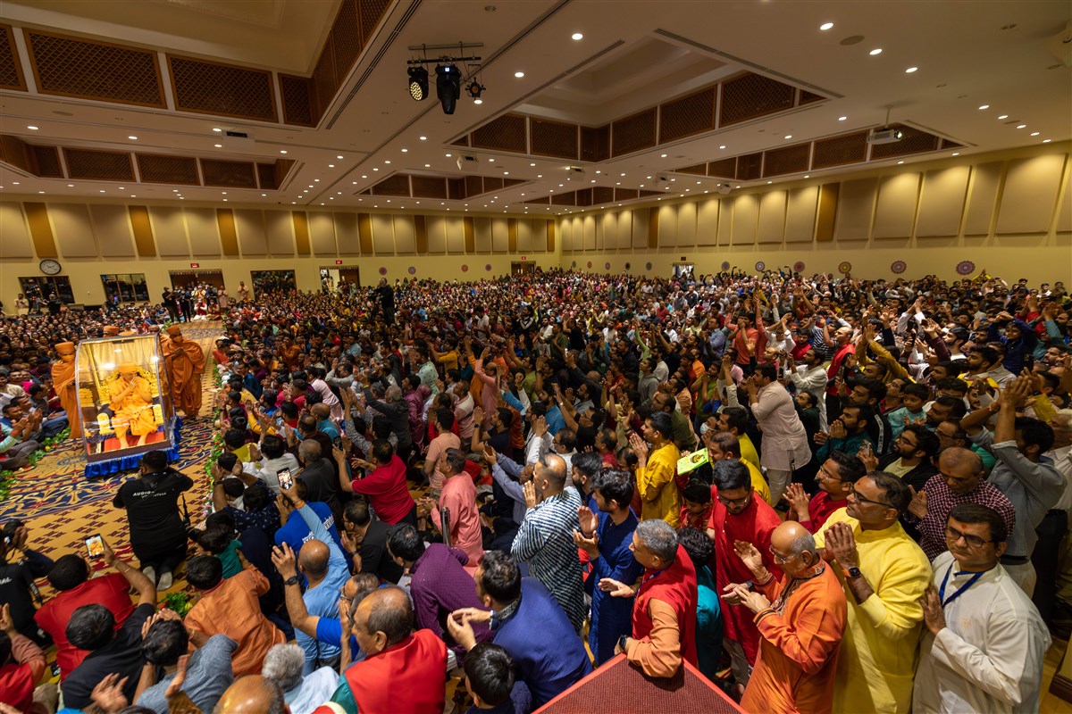 After a four-hour wait, devotees and volunteers get darshan of Swamishri