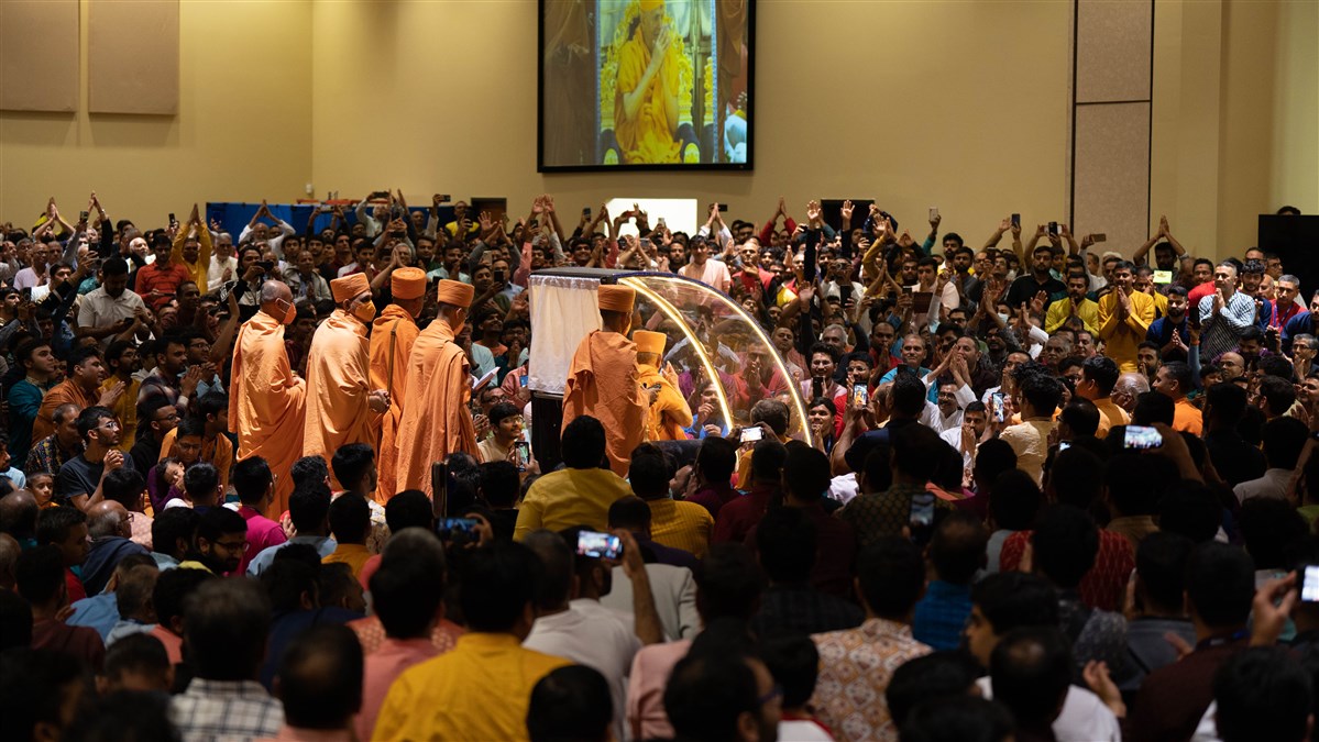 Devotees immersed in having Swamishri's darshan