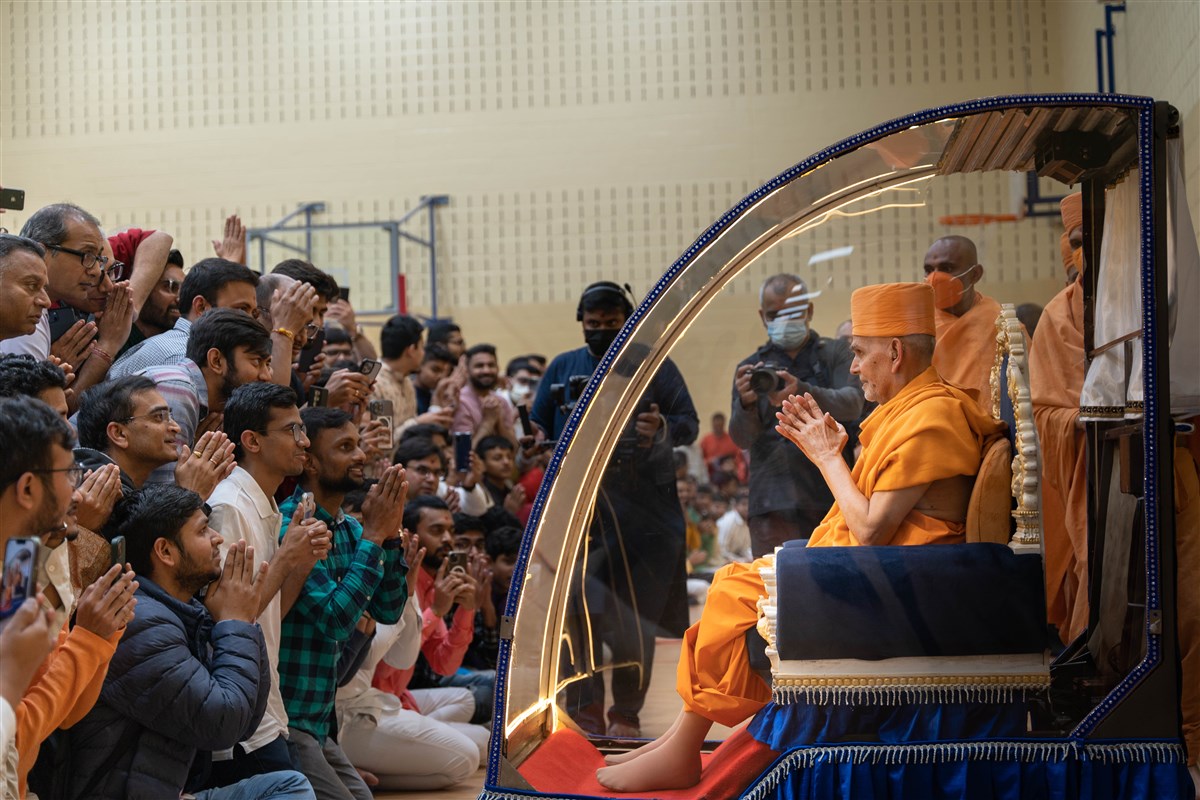 Swamishri warmly and patiently acknowledges everyone in attendance