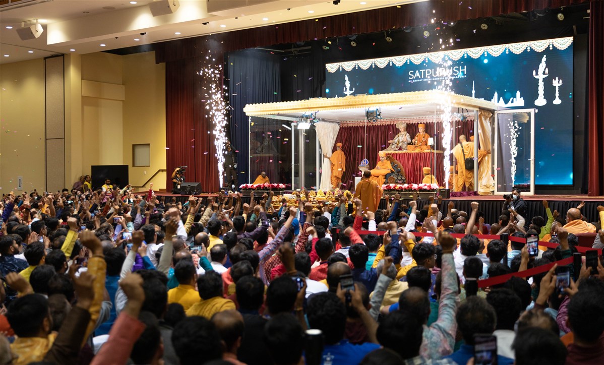 The assembly welcomes Swamishri with a resounding 'jaynaad'