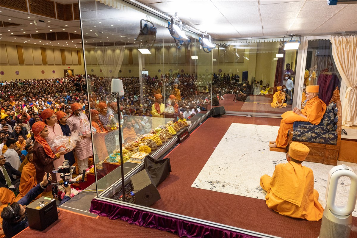 Devotees welcome Swamishri with traditional offerings