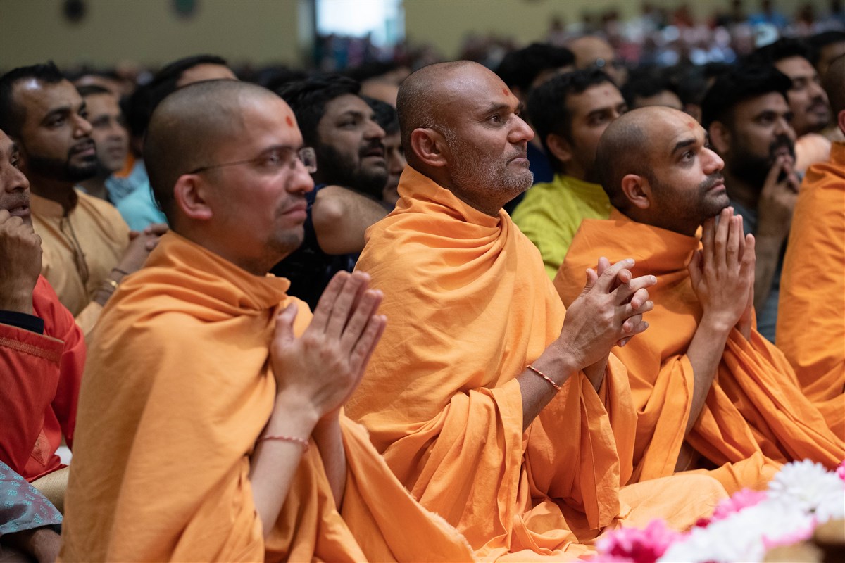 Swamis engrossed in darshan of Swamishri
