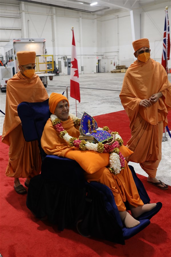 Param Pujya Mahant Swami Maharaj arrives at Toronto Pearson International Airport at 1:00 am ET