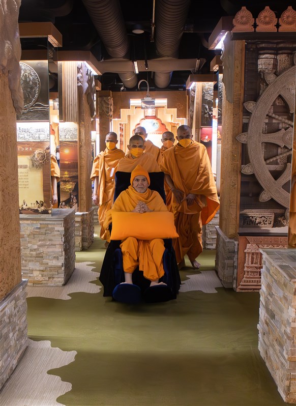 Mahant Swami Maharaj visits the Canadian Museum of Cultural Heritage of Indo-Canadians on his way to Thakorji's darshan