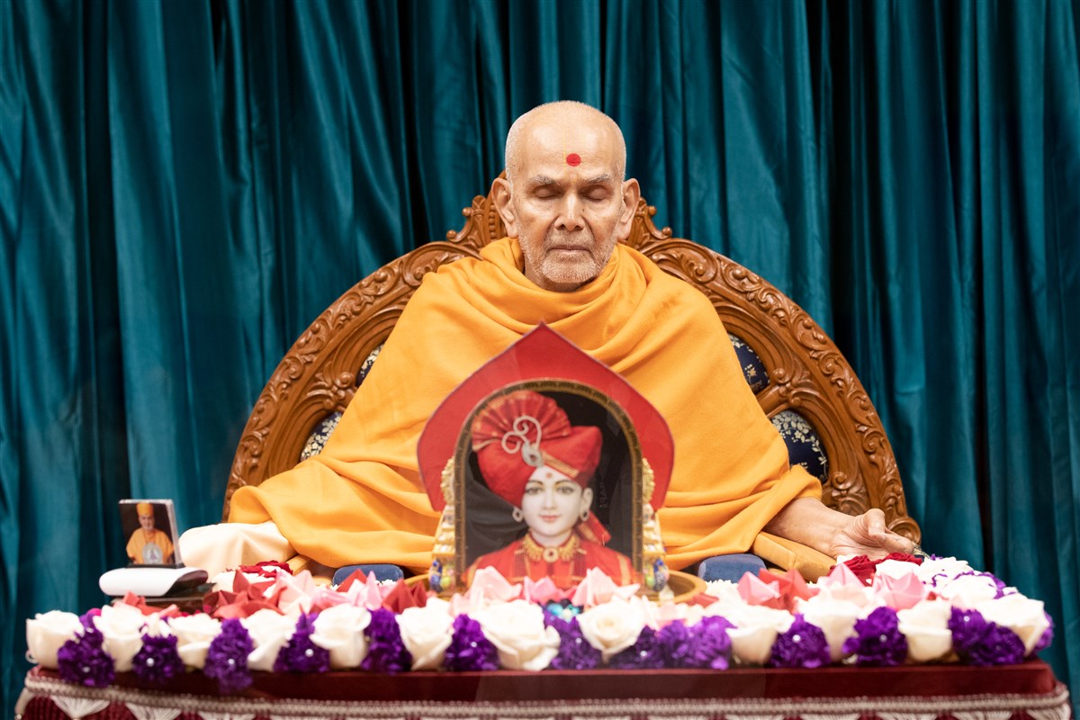 Swamishri meditates during his puja