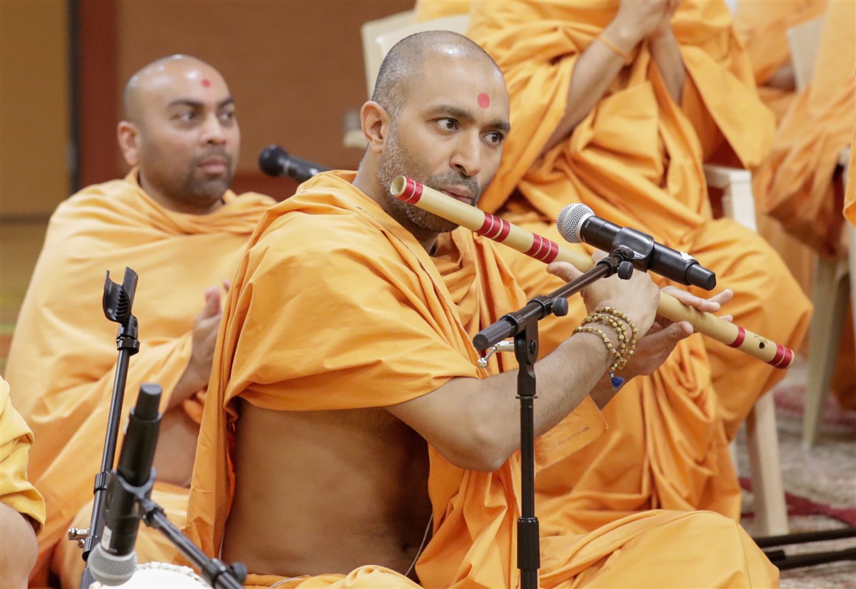 Flute being played during Swamishri's puja