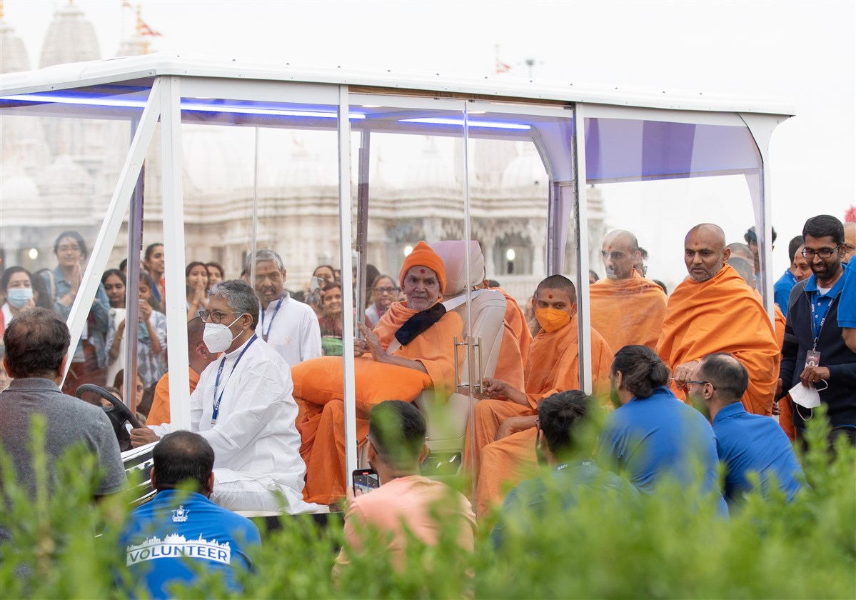 Swamishri recognizes and bestows blessings upon the volunteers