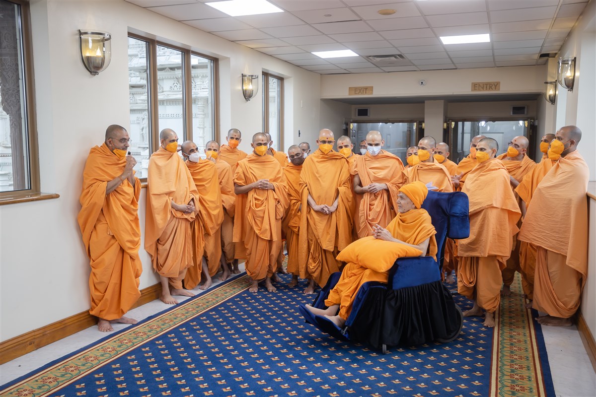Swamishri listens attentively during the campus visit