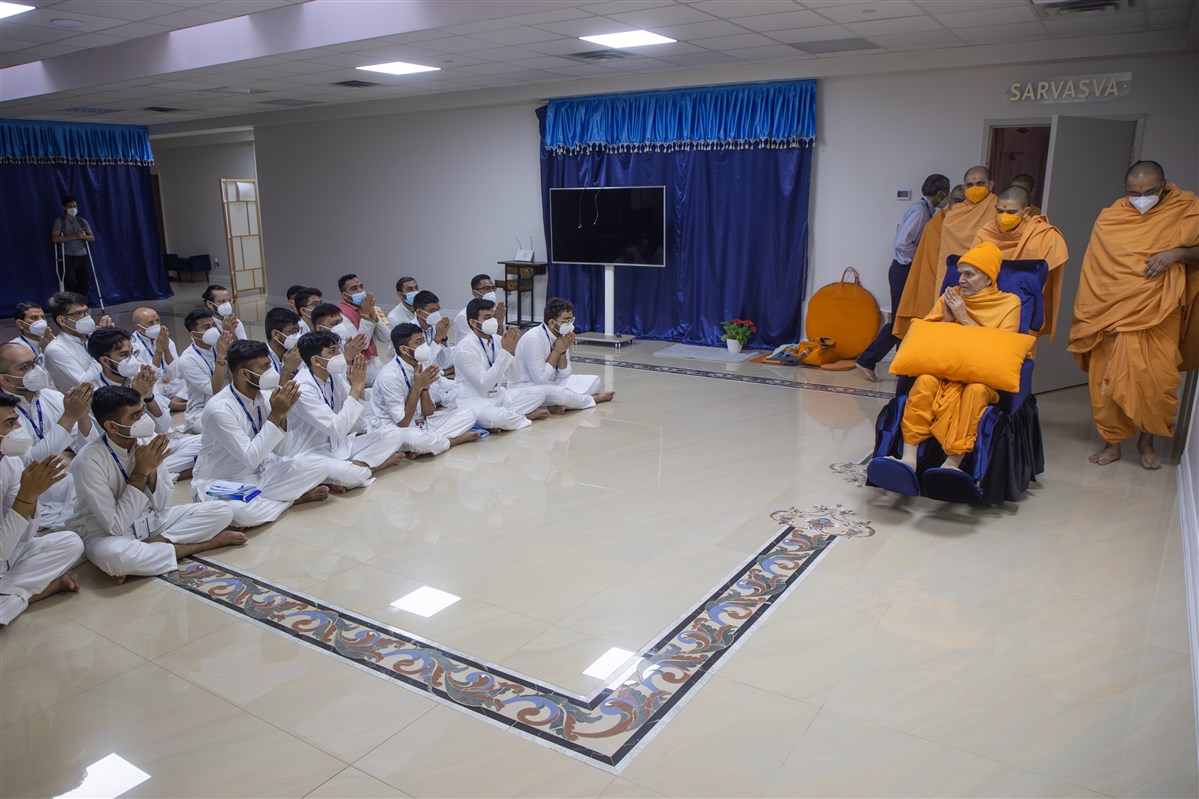 Param Pujya Mahant Swami Maharaj greets youths on his way to Thakorji's darshan