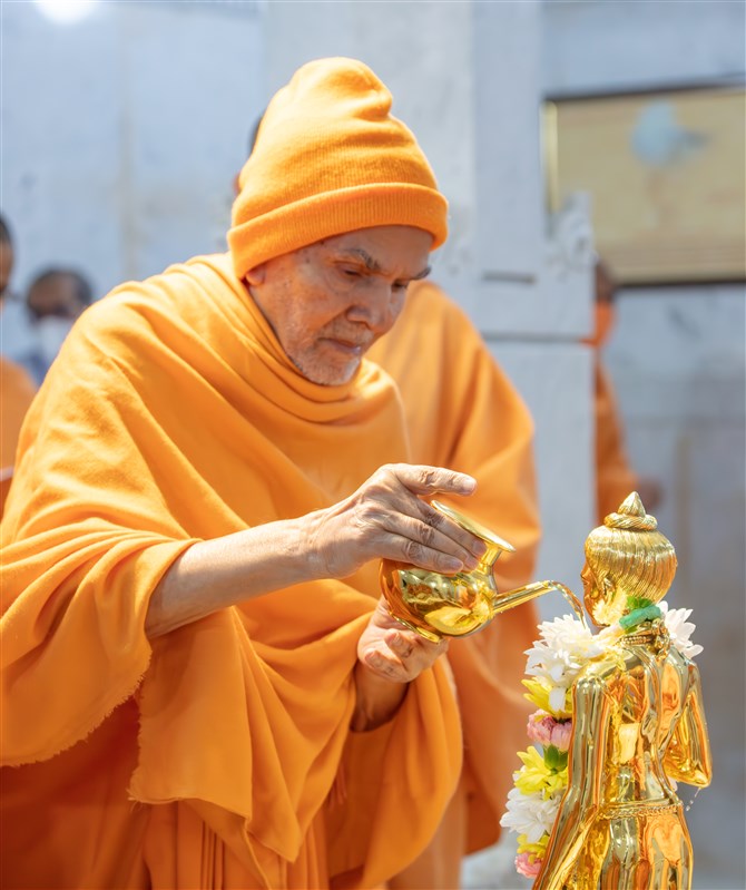 Swamishri performs the abhishek of Shri Nilkanth Varni
