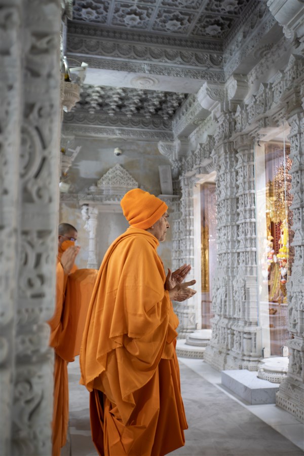 Swamishri deeply immersed in darshan
