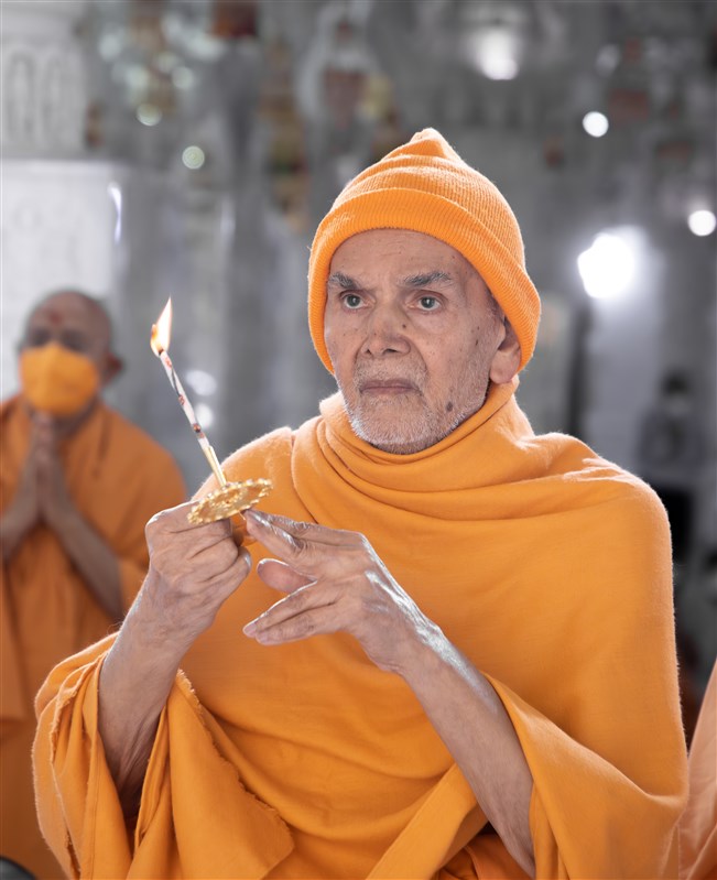 Swamishri performs the arti