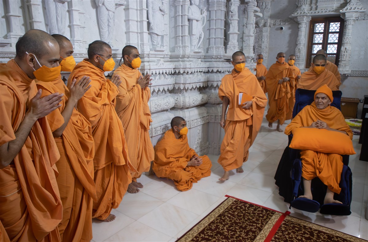 Swamishri acknowledges and greets Swamis