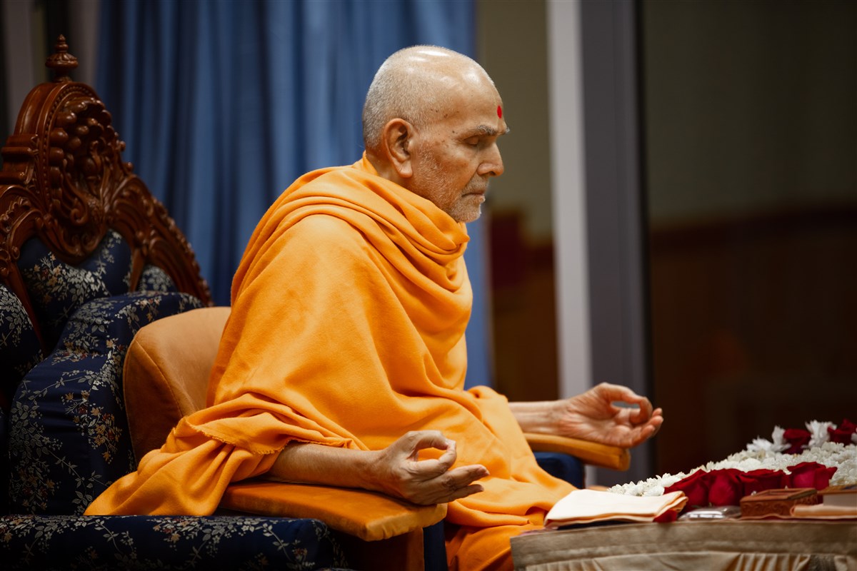 Swamishri meditates during his puja