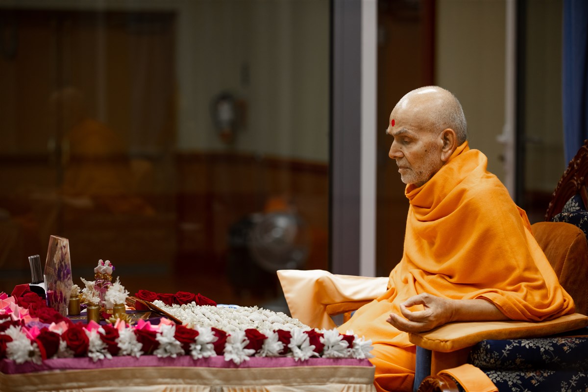  Swamishri turns the mala during the puja