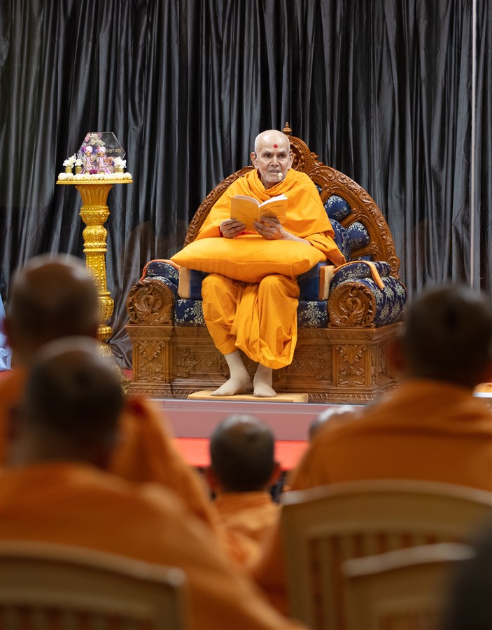 Swamishri delivering the morning discourse