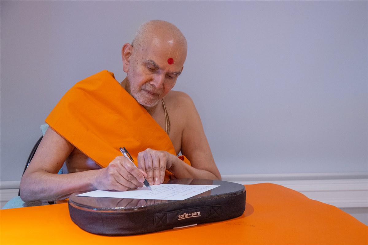 Swamishri engrossed in letter writing