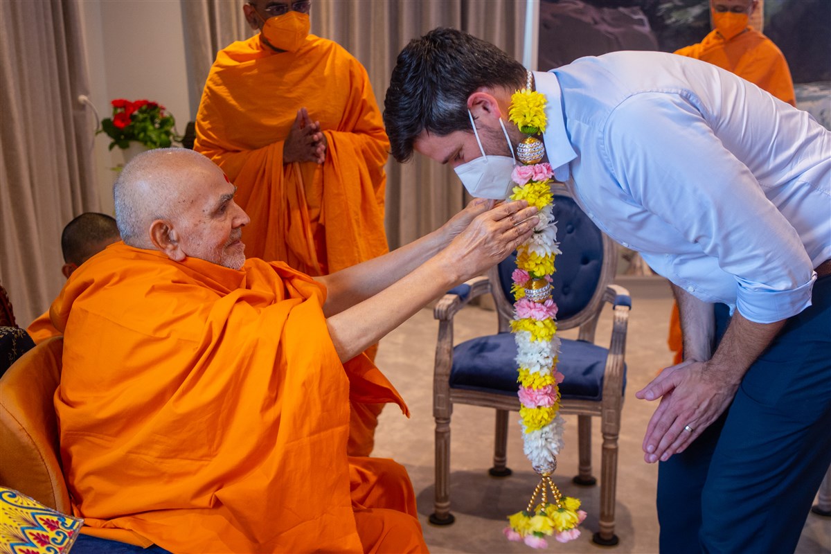 Swamishri garlands the Honourable Sean Fraser, Minister of Immigration, Refugees and Citizenship