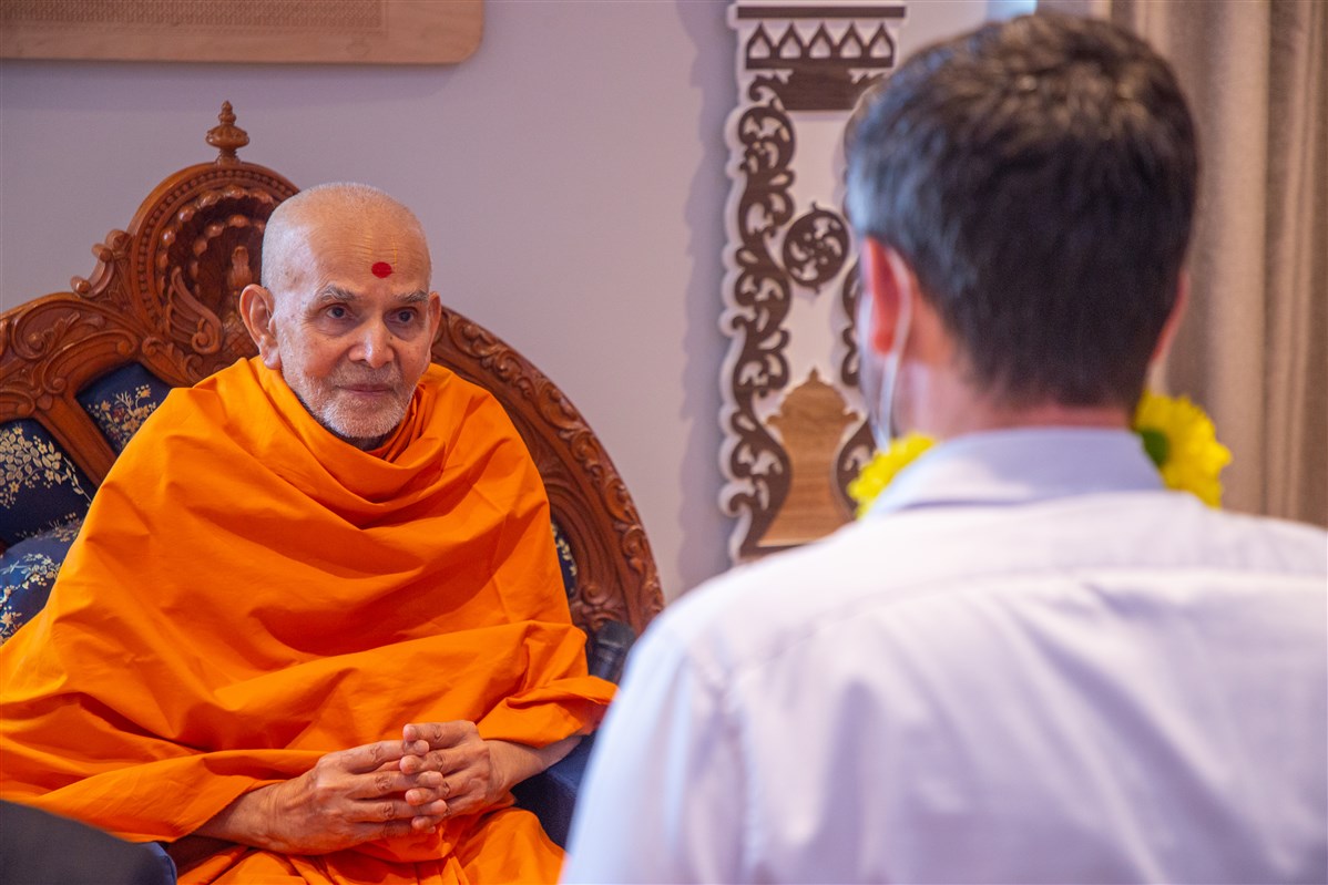 Swamishri in a conversation with Hon. Fraser