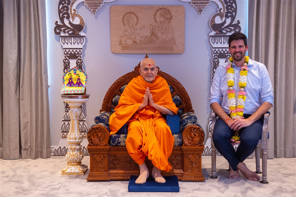Hon. Sean Fraser with HH Mahant Swami Maharaj