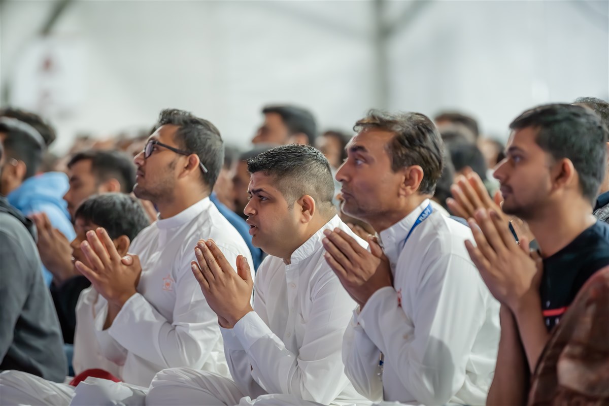Devotees engrossed in the darshan of Swamishri