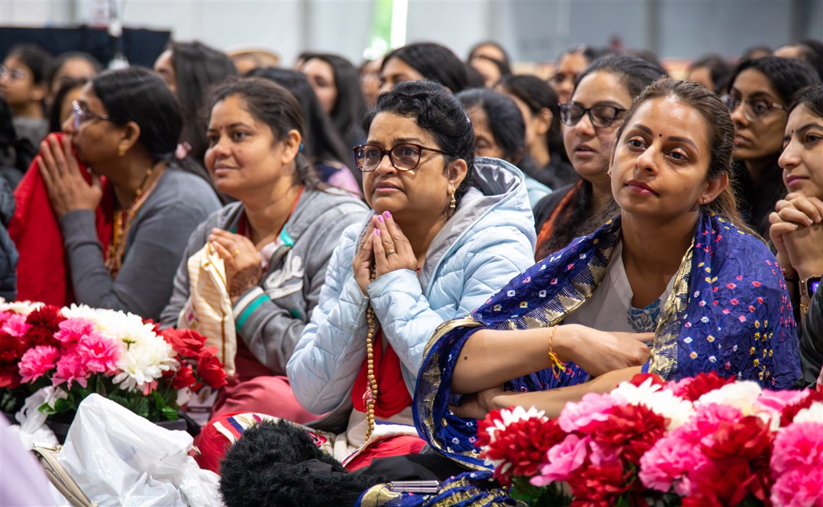 Devotees immersed in spiritual bliss during Swamishri's puja darshan