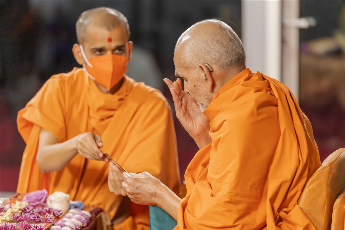 Swamishri offers his reverence to the murtis
