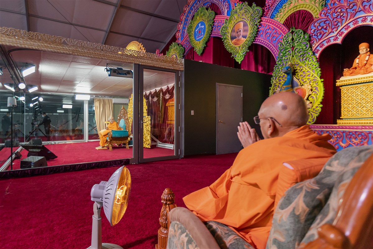 Sadguru Tyagvallabhdas Swami engrossed in the darshan of Swamishri