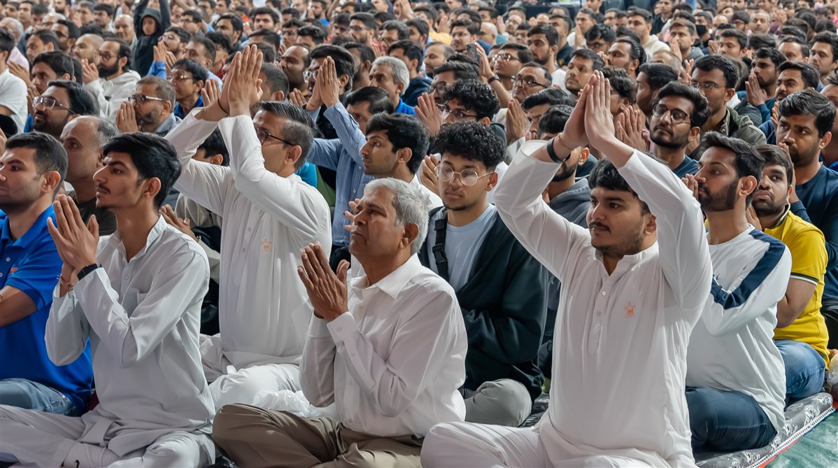 Devotees engrossed in the darshan of Swamishri
