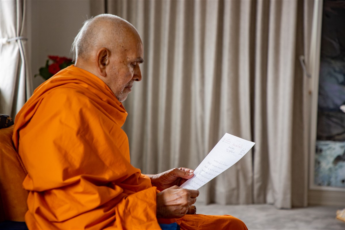 Swamishri reads the letter he wrote