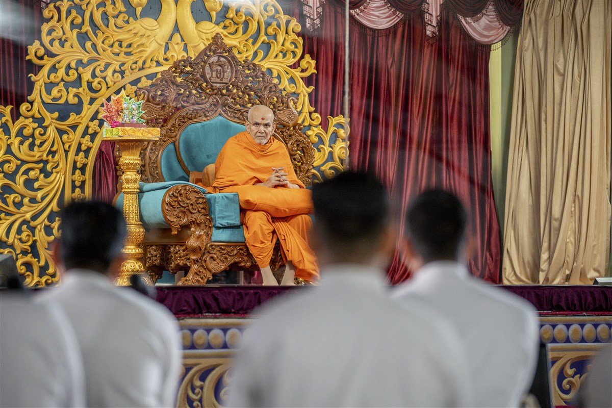 Swamishri greets the devotees with folded hands