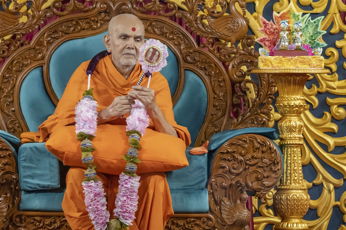 Swamishri observes a decorative chhadi