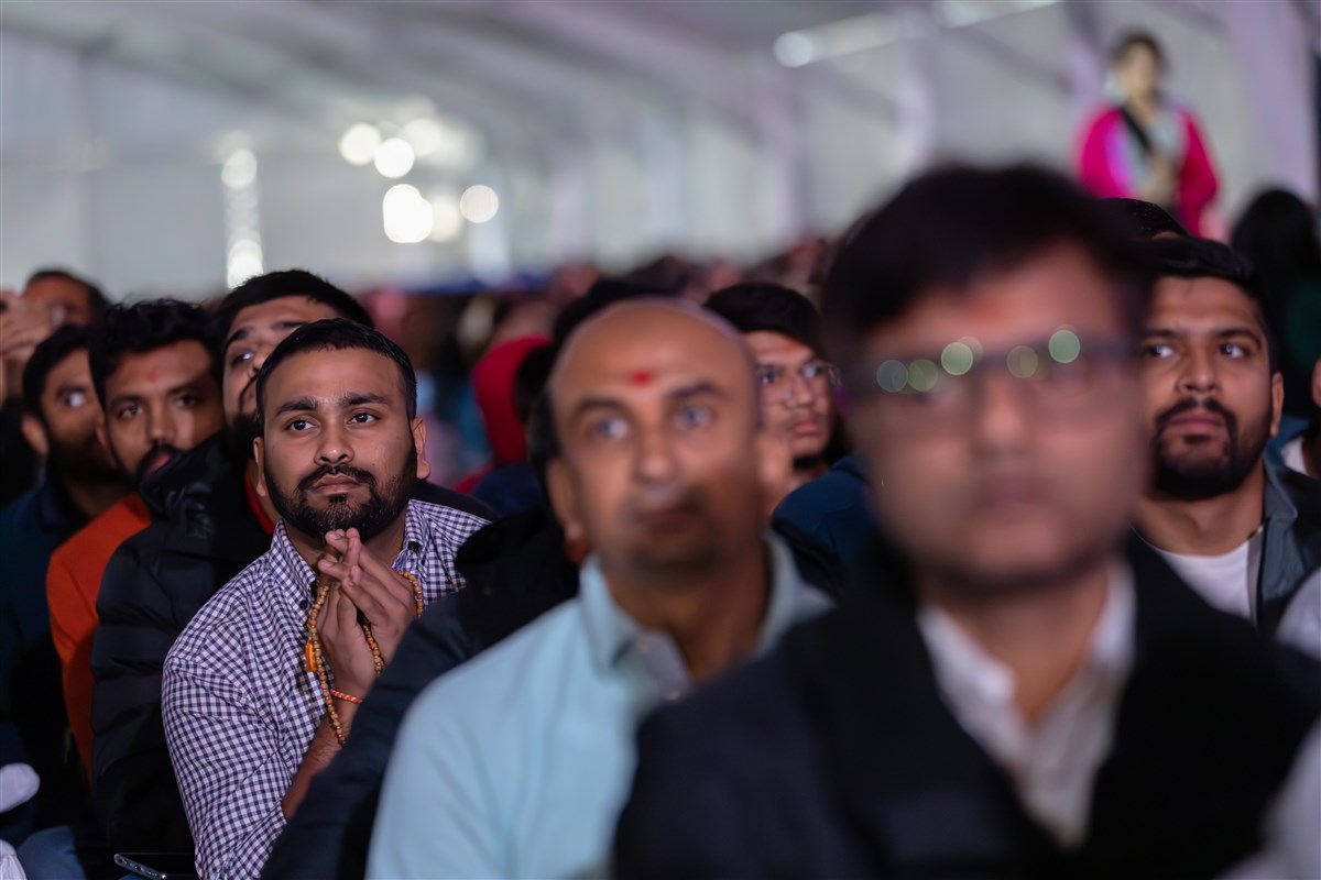 Devotees engrossed in the darshan of Swamishri