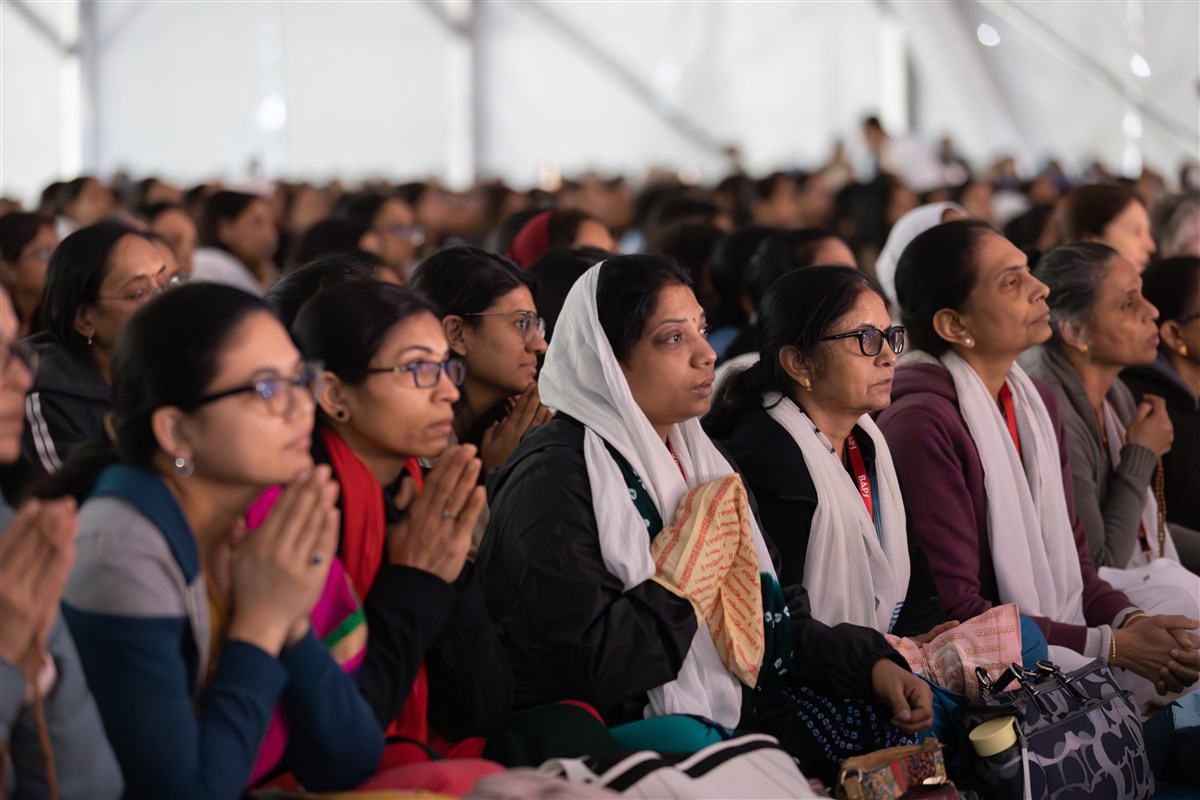 Devotees engrossed in the darshan of Swamishri